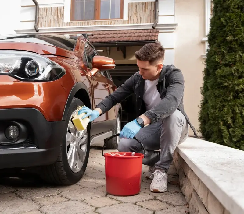 Lavage auto à domicile Saint-Georges-sur-Allier : professionnel intervenant sur un véhicule
